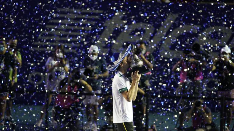 Alexander Zverev con el trofeo de campeón del Abierto Mexicano de tenis.