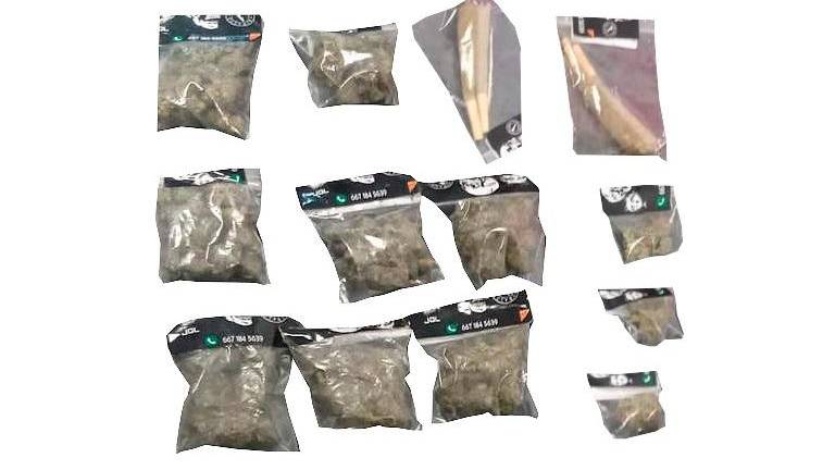 Las bolsas aseguradas contenían cigarros y presunta mariguana.