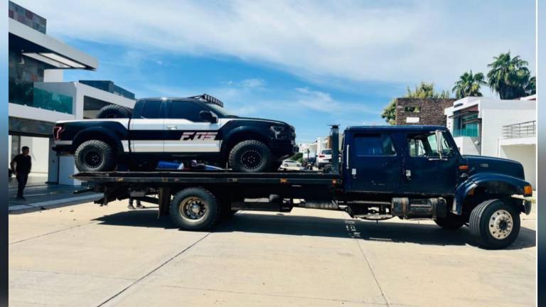 Fuerzas estatales y federales aseguraron dos viviendas en Isla Musala, donde localizaron armas largas, cargadores, cartuchos, vehículos y equipo táctico.