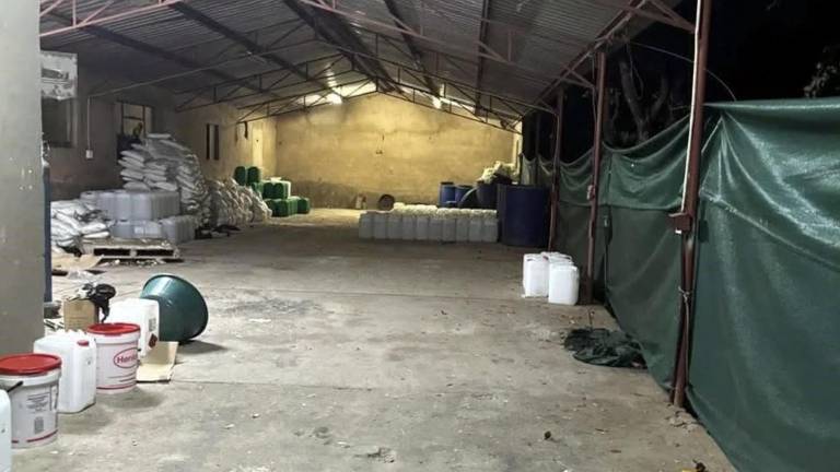 Autoridades de Sudáfrica desmantelaron un laboratorio de drogas clandestinos donde operaban dos mexicanos.