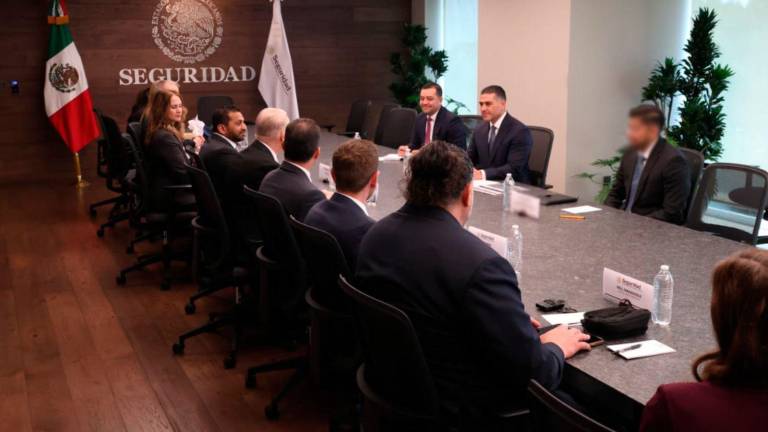 Personal de la Secretaría de Seguridad Pública en la reunión con el director del FBI, Kash Patel, y su equipo.