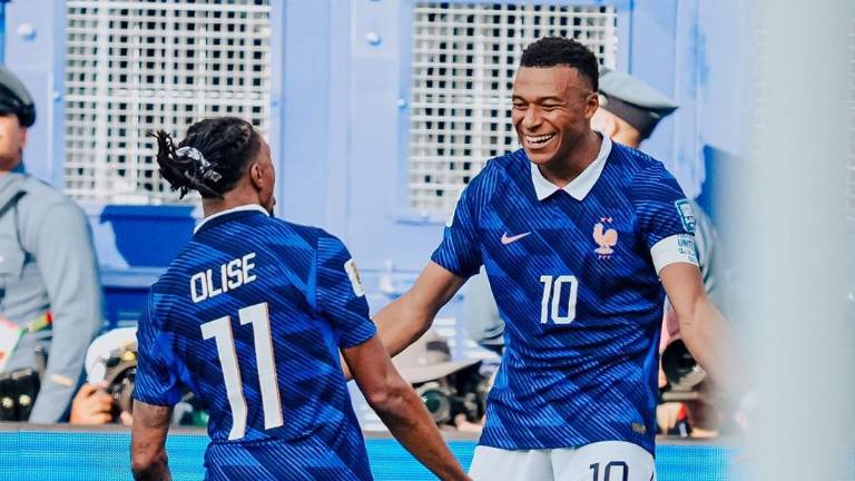 Mbappé hizo doblete ante Suecia.