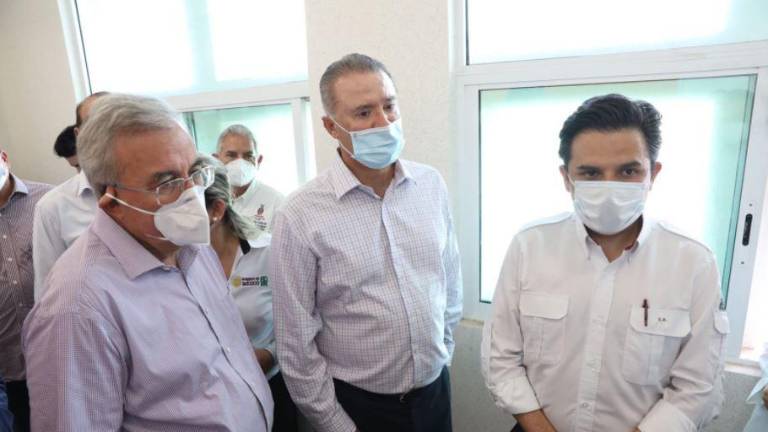 Rubén Rocha Moya, Gobernador electo; Quirino Ordaz Coppel, Gobernador de Sinaloa, y Zoé Robledo, director nacional del IMSS,.