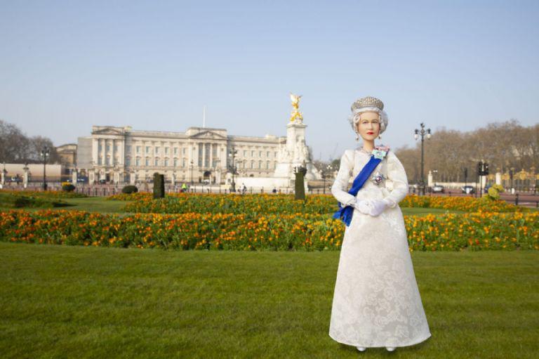 Lanza Mattel nueva edición especial de muñeca Barbie de la Reina Isabel II