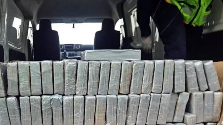 Paquetes de cocaína asegurados en un vuelo comercial en la Ciudad de México.