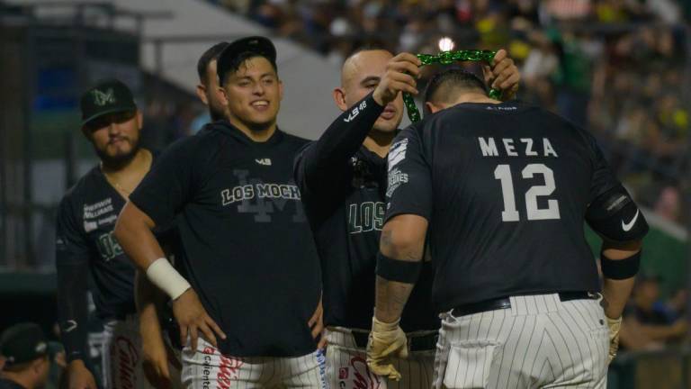 Eric Meza es recibido por sus compañeros tras conectar jonrón solitario en el segundo inning.
