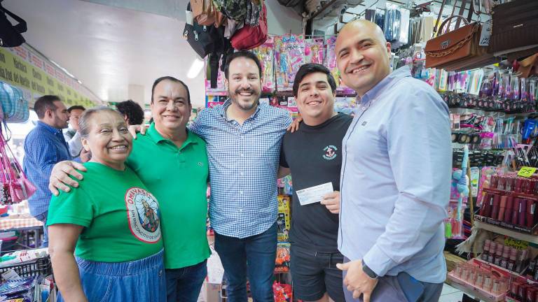 Ricardo “Pity” Velarde, recorrió el mercado y entregó personalmente los apoyos negocio por negocio.
