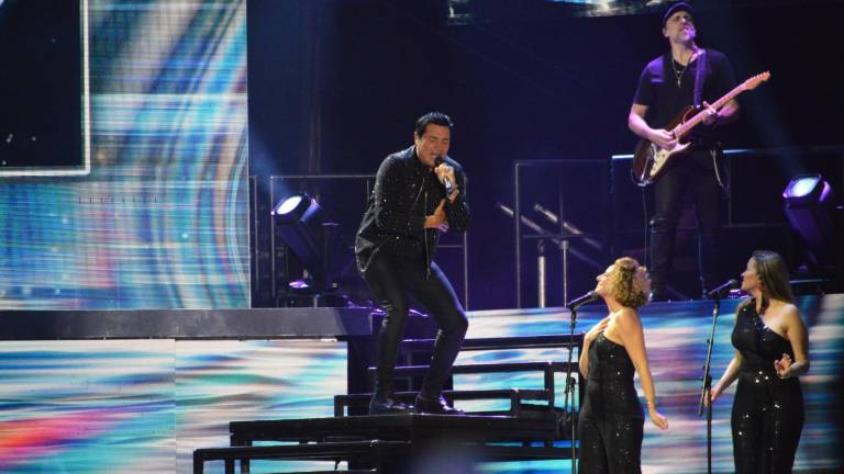 Chayanne subió al escenario acompañado por sus bailarines y una banda.