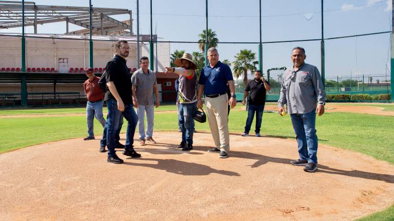 El director general del Isde, Armando Camacho Aguilar, junto a Ray Padilla y Francisco Campos de Tomateros, recorrieron campos, gimnasio, jaula de bateo y áreas de recuperación.