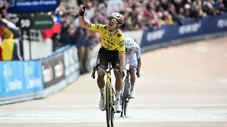 Van Aert resistió y lanzó su ataque definitivo en la última vuelta para cruzar la meta como campeón.