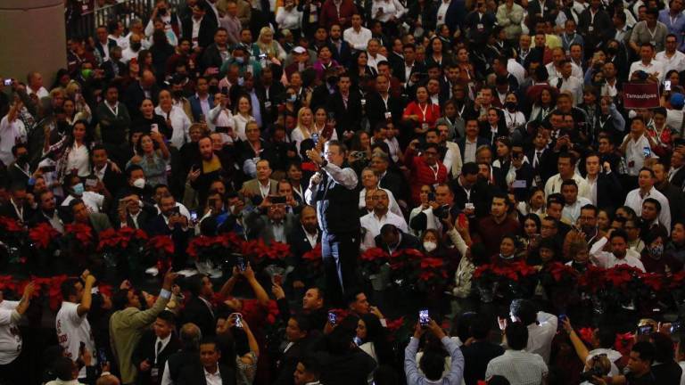 Marcelo Ebrard se reúne con simpatizantes que buscan apoyarlo para que logre la candidatura de Morena a la Presidencia de México en 2024.