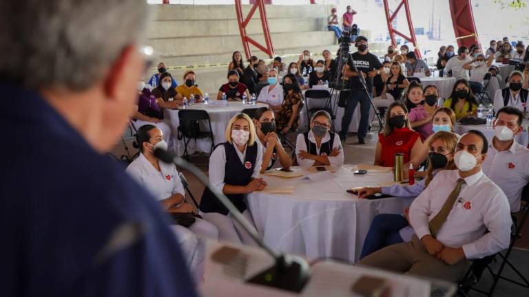 Rubén Rocha Moya, candidato al Gobierno de Sinaloa, en reunión con personal de enfermería.