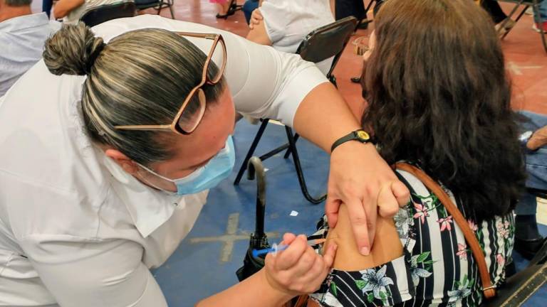 Aplican segunda dosis de vacuna antiCovid-19 a mayores de 50 años en zona rural de Ahome