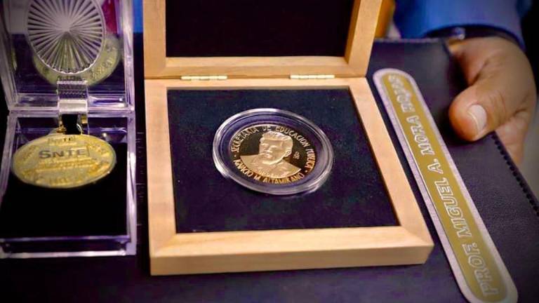Además de las medallas, los profesores y profesoras condecorados, también recibirán estímulos económicos.