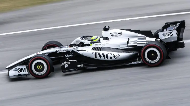 Sergio “Checo” Pérez tuvo una jornada para el olvido en Malasia.