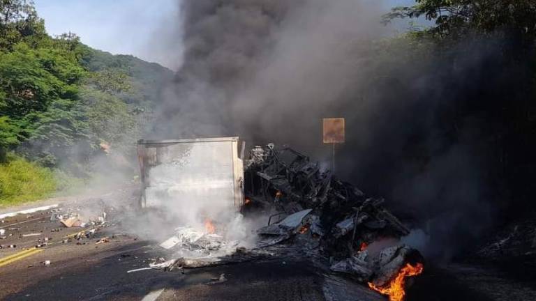 El tractocamión y parte de uno de sus remolques se incendiaron tras el accidente en la supercarretera Durango-Mazatlán.