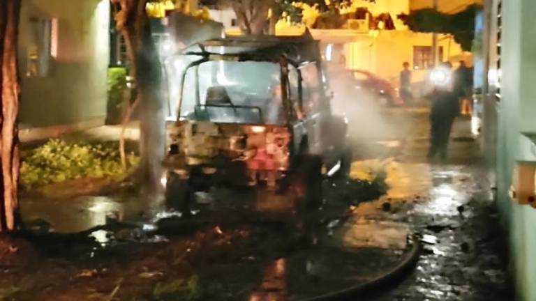 En Mazatlán se incendia un vehículo en un andador del Infonavit Playas