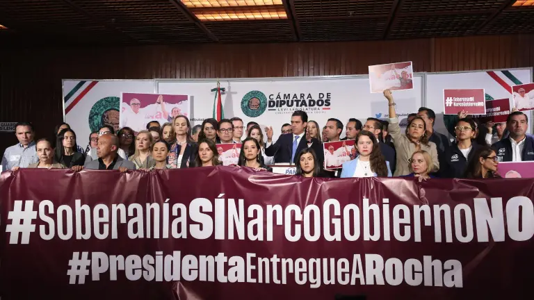 El anuncio ocurre después de que una acusación presentada en una Corte del Distrito Sur de Nueva York señaló a Rocha Moya y a otros funcionarios y ex funcionarios de Sinaloa por presuntamente colaborar con el Cártel de Sinaloa para traficar drogas hacia Estados Unidos