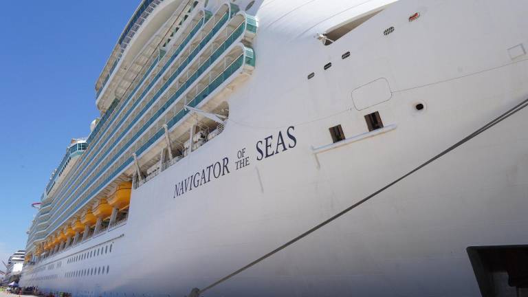 Llegada a Mazatlán de dos cruceros turísticos.