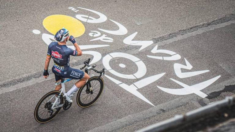 Tim Merlier al momento de llegar a la meta en la tercera etapa del Tour de Francia 2021.