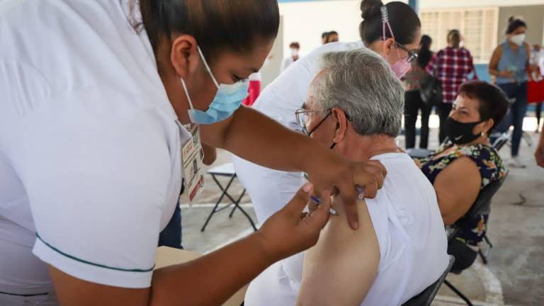 Rubén Rocha Moya, candidato a Gobernador de Sinaloa, destaca la buena organización en el centro de vacunación de la primaria Revolución, en Culiacán.