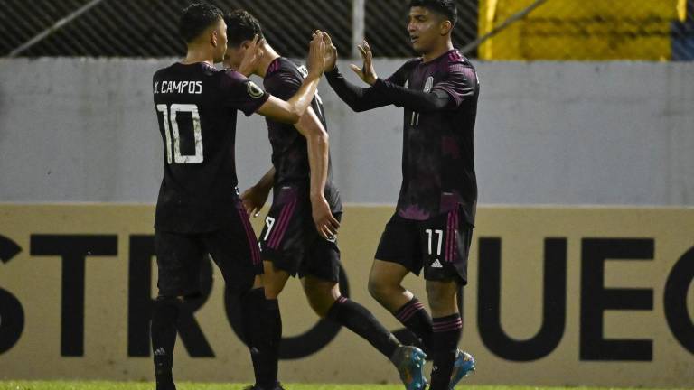 México se impone 8-0 en su primer partido del torneo.