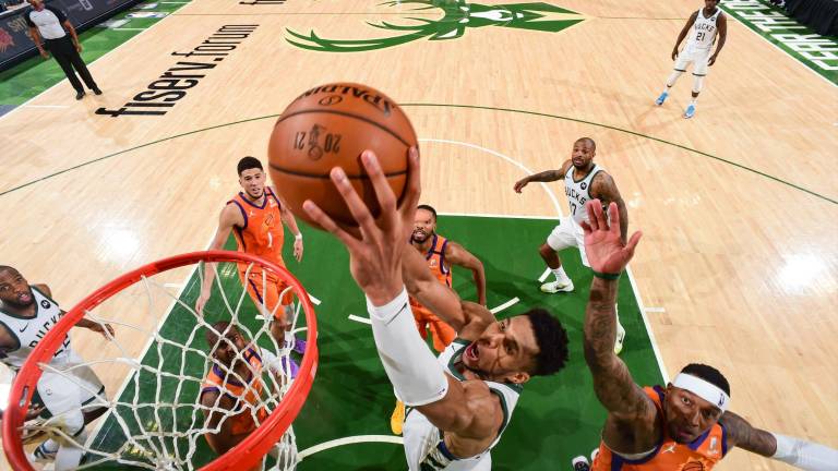 Bucks empareja la final.