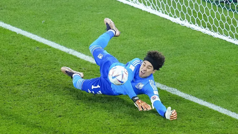 Guillermo Ochoa tiene convocatoria en seis mundiales, pero hasta el momento solo ha jugado en tres.