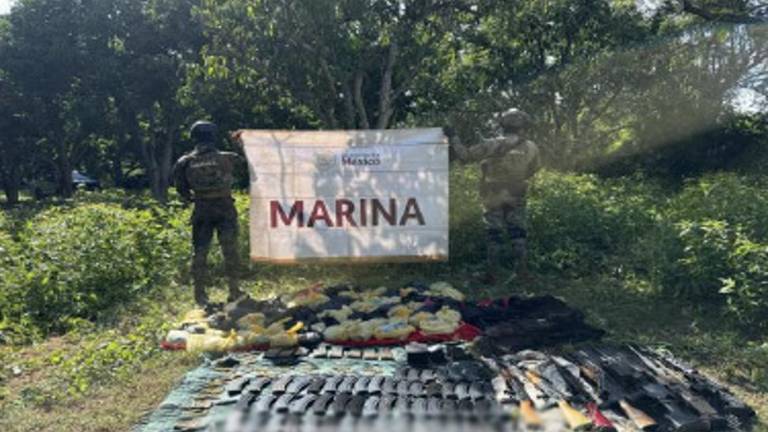 Elementos de la Marina resguardan el material bélico asegurado durante despliegues implementados en el sur de Sinaloa.
