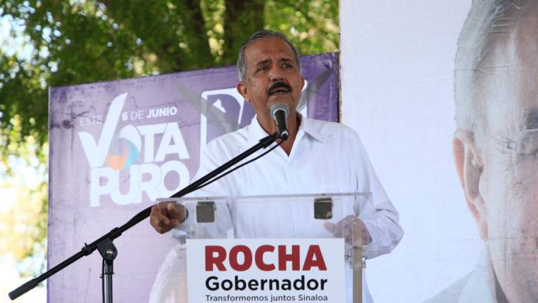 Jesús Estrada Ferreiro, candidato a la reelección de la Alcaldía de Culiacán, durante su discurso en Aguaruto, Culiacán.