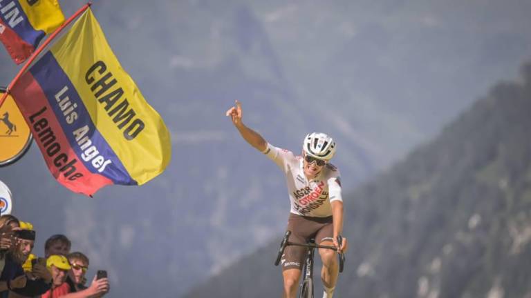 Felix Gall cruza la línea de meta de la 17ª etapa del Tour de Francia.