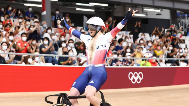 Jason Kenny festeja su oro olímpico.