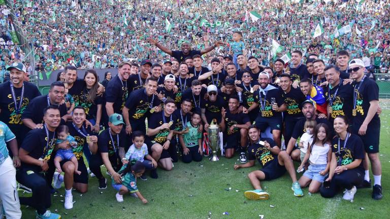 Jugadores y cuerpo técnico del Club León, muestran el trofeo a sus aficionados, que prácticamente llenaron el Estadio León.
