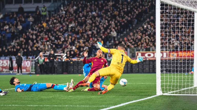 Donyell Malen fue la figura de la Roma al anotar los dos goles ante el Cagliari.