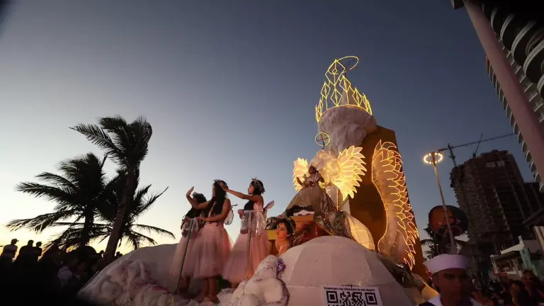 Algunos de los carros alegóricos utilizados en el Carnaval de Mazatlán, así como los monigotes, se pondrán en exhibición en el Parque Central.