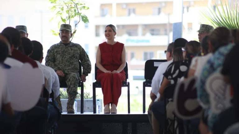 La Alcaldesa de Mazatlán Estrella Palacios Domínguez en el evento de inauguración del Sendero de Paz en el Parque Central.