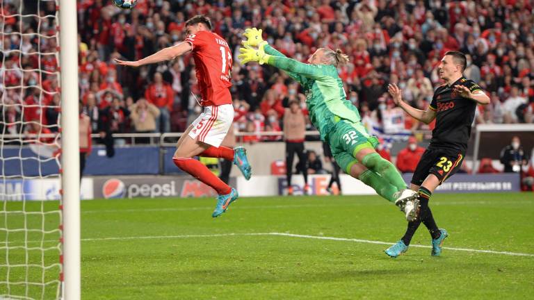 Yaremchuk marca el gol del empate para el Benfica.