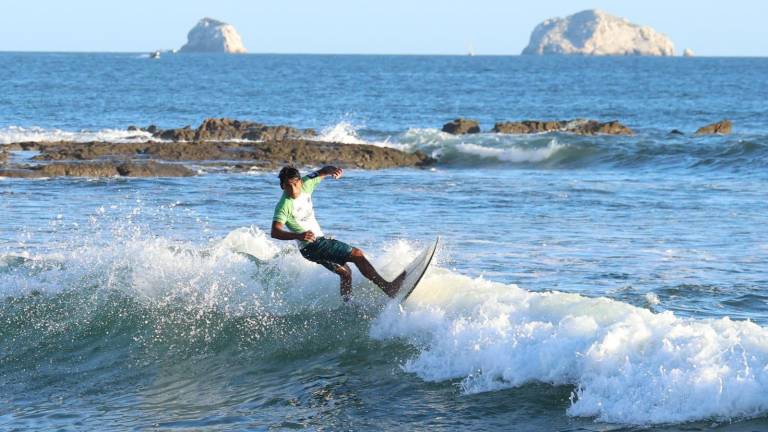 Los surfistas mostraron su habilidad sobre las olas.