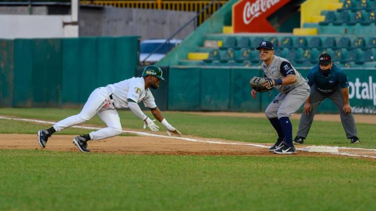 Hernández regresa a primera.