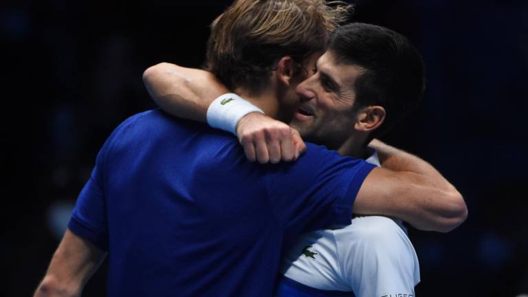 Alexander Zverev y Novak Djokovic se funden en un abrazo tras la semifinal.