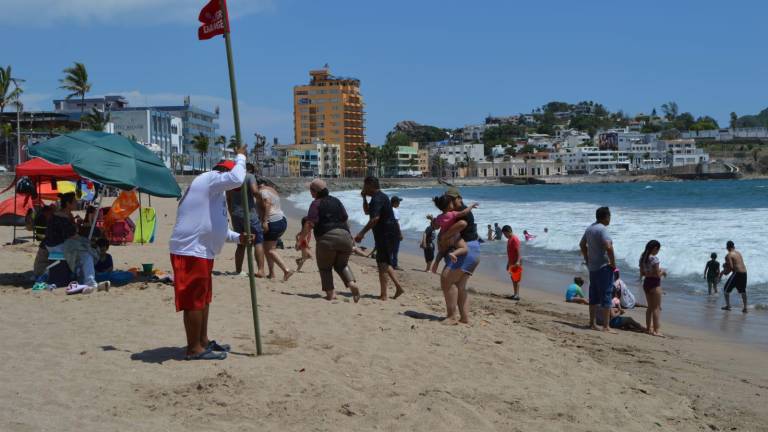 La Policía Acuática de Mazatlán advierte sobre los riesgos en el mar por el oleaje elevado.