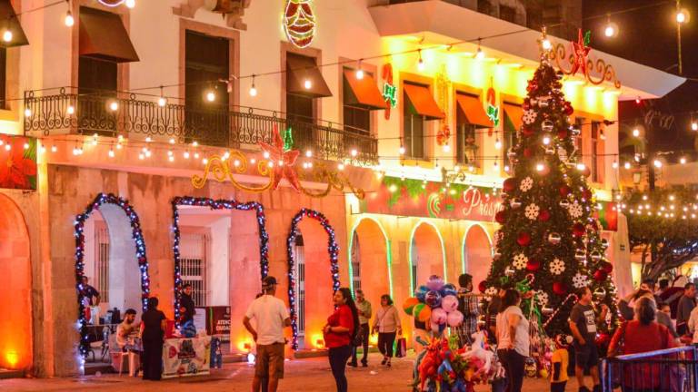 El espíritu navideño se encendió en el Palacio Municipal y la explanada de la Plazuela República, en Mazatlán.
