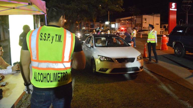 Tránsito de Mazatlán multó a 53 conductores el fin de semana