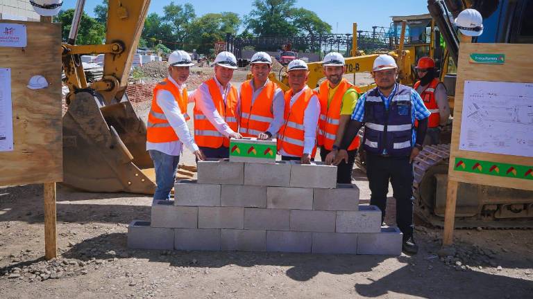 Instalación de la primera piedra de una Bodega Aurrera en Eldorado.
