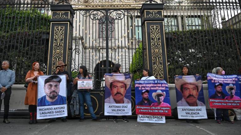 Al cumplirse un mes de la desaparición de Ricardo Lagunes Gasca y Antonio Díaz Valencia, sus familiares y amigos organizaron una protesta en la Secretaría de Gobernación y reclamaron su presentación con vida.