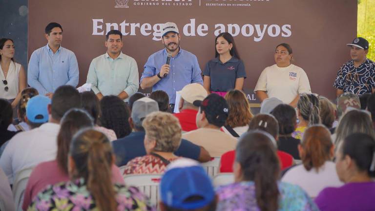 Segunda etapa de la entrega de apoyos a sectores productivos en Altata.