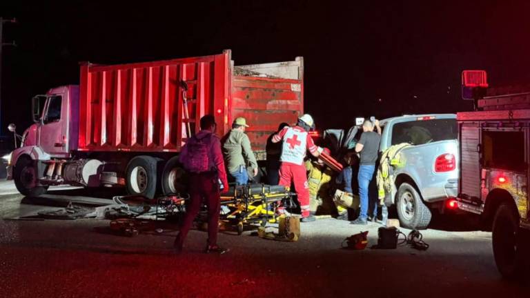 El conductor de una camioneta Ford fue trasladado a un hospital tras chocar contra la caja de un camión de carga en la carretera México 15, en Guamúchil.