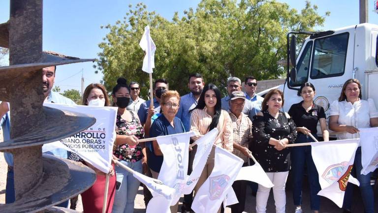 La Presidenta Municipal de Elota, Ana Karen Val Medina, y vecinos dan los banderazos de inicio de las obras de ampliación de energía eléctrica en la comunidad de Caimanes y el fraccionamiento Marsol de la ciudad de La Cruz