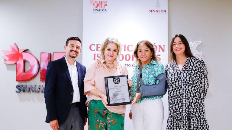 Recibe DIF Sinaloa placa de certificación por su trabajo en pro de los más necesitados