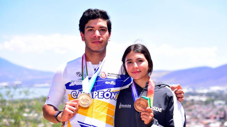 Jesús Jared Zamudio Valdéz y Akary Sayuri Valenzuela Urrea presumen las preseas obtenidas.